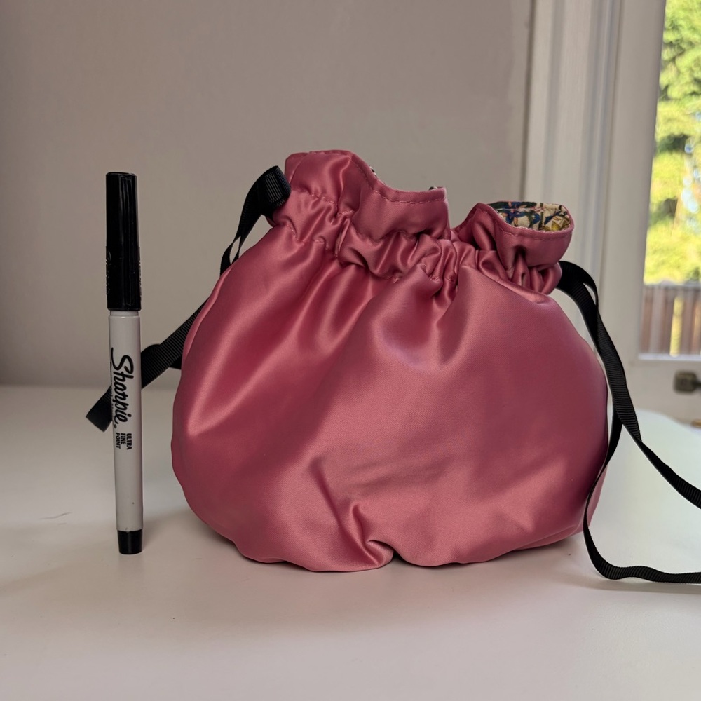 NEW Gucci Beauty Satin Pouch - Picture 7 of 7